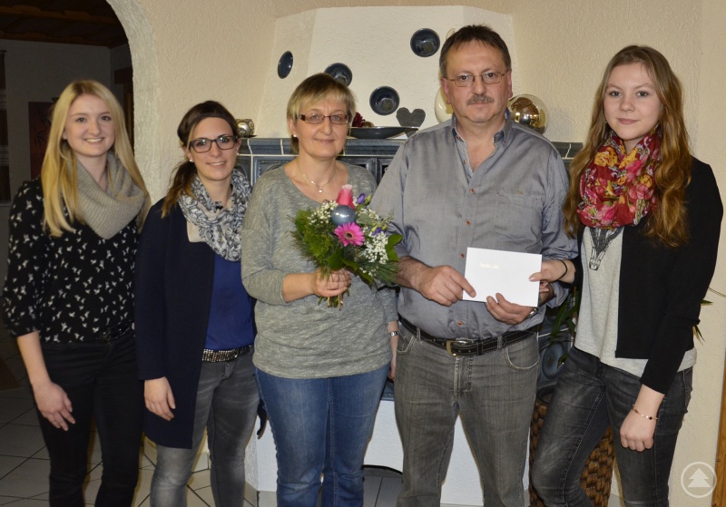 Für Helene (3. v.l.) und  Reinhard Lex, ist die Spende von Lena Köberl (v.l.), Kathrin Bumberger und  Lisa Hartenberger eine große Unterstützung im Kampf um die unbekannte Krankheit ihrer Tochter Michaela.