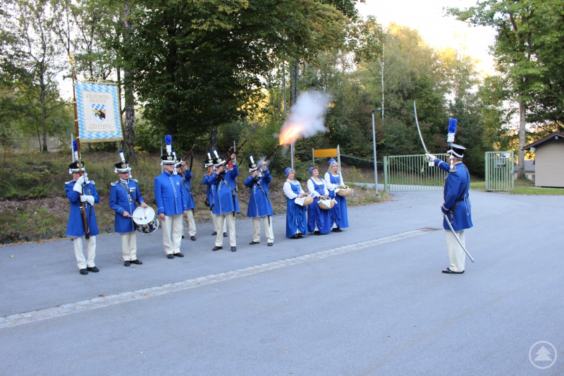 Die Bürgerwehr Grafenau beim Ehrensalut vor dem Offizierskasino.
