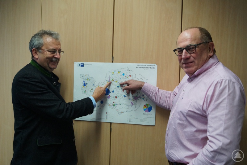 Landrat Josef Laumer (links) und Wirtschaftsreferent Erich Brunner haben angesichts der Arbeitsmarktzahlen beim Blick auf die Wirtschaftskarte gut lachen.
