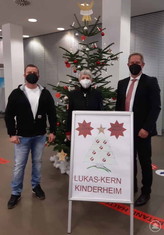Rainer Fürlinger (von rechts) freut sich gemeinsam mit Stadträtin und ehrenamtliche Verwaltungsrätin des Lukas-Kern-Kinderheims Sissi Geyer und dem Leiter des Lukas-KernKinderheims Andreas Effenberger über den Start der Weihnachtspäckchen-Aktion 2021.