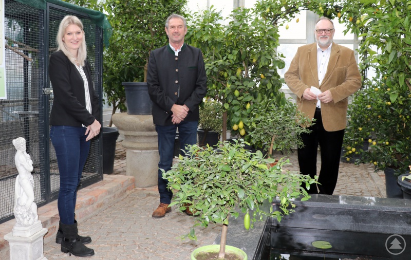 Oberbürgermeister Jürgen Dupper (rechts) gratuliert Edith Lang zur neuen Funktion und dankt Hermann Scheuer für sein langjähriges Wirken in der Stadtgärtnerei.