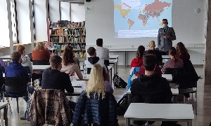 Jugendoffizier der Bundeswehr informiert Gymnasiasten am LLG über sicherheitspolitische Themenfelder