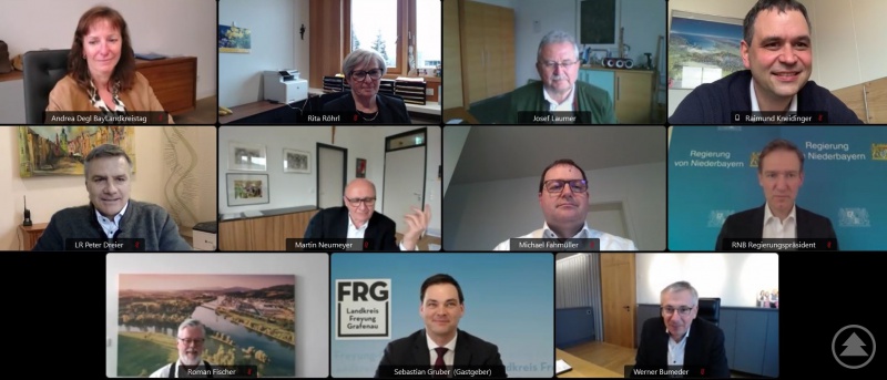 Die Aufgaben für die Kreisverwaltungsbehörden nehmen im Zusammenhang mit Corona und der UkraineKrise weiter zu. Im Wesentlichen zu diesen Themen berieten sich die niederbayerischen Landräte um den Bezirksvorsitzenden, Sebastian Gruber, Landrat von Freyung-Grafenau (unten Mitte) auf ihrem jüngsten virtuellen Treffen mit Regierungspräsident Rainer Haselbeck (Zweiter von oben, rechts).