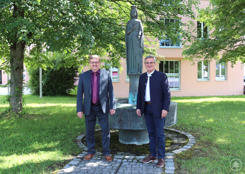 Amtsleiter Hans-Peter Schmucker (links) und MdL Alexander Muthmann tauschten sich zu aktuellen Themen der Ländlichen Entwicklung aus.