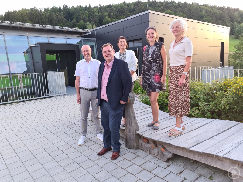 Auch wenn nicht alle - krankheitsbedingt oder wegen Terminkollisionen an der Vertreterversammlung 2022 teilnehmen konnten, die Verbandsversammlung wurde zu einem gelungenen Come Together der regionalen Caritas-Aktiven. (V.li.) Dr. Peter Robl (Aufsichtsratsvorsitzender KCV), Josef Bauer (Geschäftsführender Vorstand KCV), Alexandra Aulinger-Lorenz (Hauptberufliche Vorständin KCV), Mag.a Andrea Anderlik (Direktorin DiCV Passau) und Irene Hilz (Aufsichtsrätin KCV).