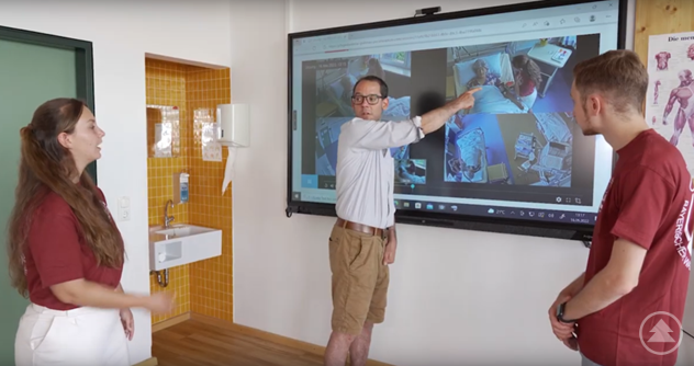 Das sog. De-Briefing mit zwei Schülern nach der erarbeiteten Pflegesimulation