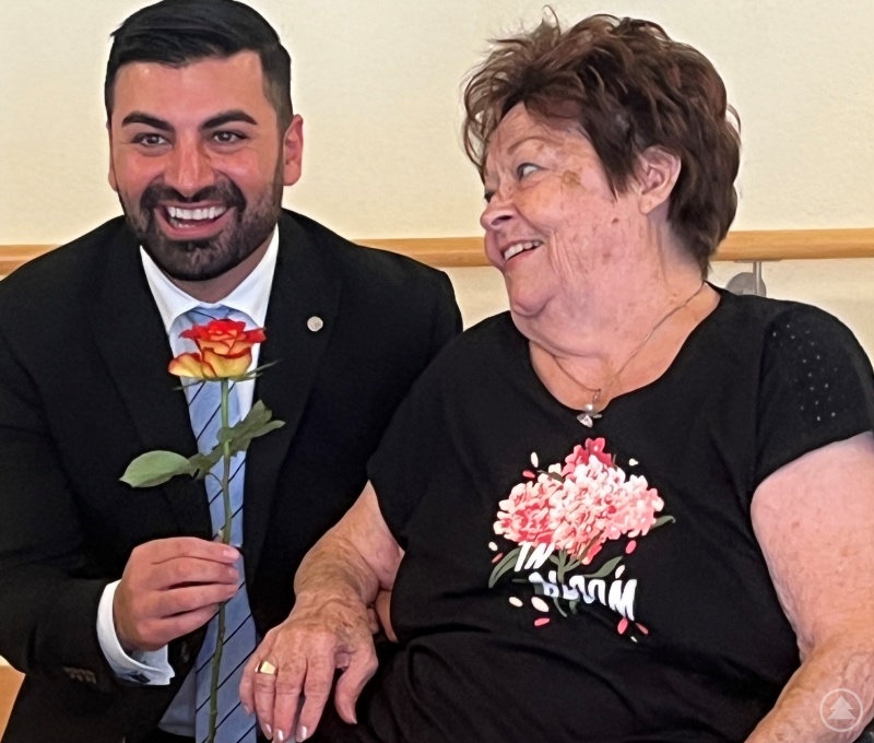 Eine Rose für den Abgeordneten von Ursula Steiner, der Vorsitzenden der Bewohnervertretung.