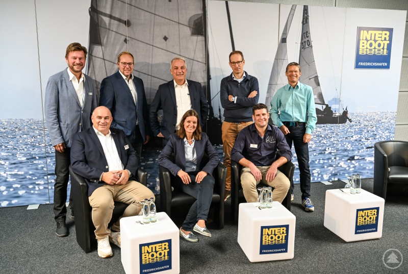 Foyer West, Raum Schweiz: Branchengespräch, (v.l) Moderator Andreas Kling, Meik Lessing, Geschäftsführer von Enjoy Yachting, Karsten Stahlhut, Geschäftsführer des Bundesverbandes Wassersportwirtschaft in Köln, Marcus Schlichting, PR Bavaria GmbH, Sonja Meichle, Geschäftsführerin von Ultramarin Meichle + Mohr in Kressbronn-Gohren, Marcus Boesch, Mitglied des Vorstands Schweizerischen Bootsbauer-Verbandes, Daniel Kallenbrunn, Geschäftsführer von Kibag Marina und Klaus Wellmann, Geschäftsführer der Messe Friedrichshafen