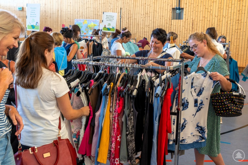 Knapp 400 Besucherinnen und Besucher waren mit dabei, als sich die Turnhalle in Hohenau zu einem kleinen Modehaus verwandelte und nutzten die Gelegenheit ihre alten, aussortierten Kleidungsstücke gegen Neue einzutauschen.