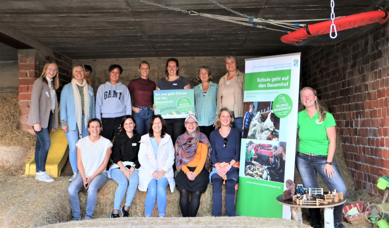 Erlebnis Bauernhof macht gute Laune – nicht nur den Schülerinnen und Schülern, sondern auch den Lehrerinnen bei ihrer Fortbildung. Rechts im Bild: Gastgeberin, Erlebnisbäuerin Martina Weber. Von links: die Organisatorinnen Julia Zitzlsperger (AELF Passau) und Pia Orthen (AELF Deggendorf-Straubing).