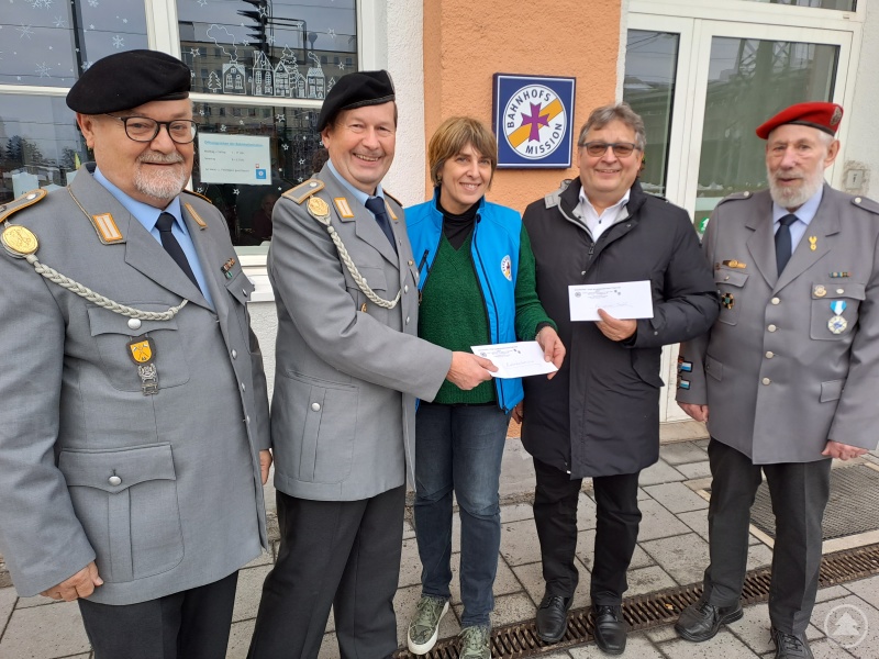 Caritas Bahnhofsmission und Tafel sind nach Kräften für ihre Gäste da. Die 1.000-Euro-Spende des SKB Passau hilft gerade an Weihnachten. Bei der Übergabe v. l.: Reinhold Resch, stv. Kreisvorsitzender SKB Passau, Manfred Kriszt, Schatzmeister des SKB, Angelika Leitl-Weber, Leiterin Bahnhofsmission, Caritasvorstand Diakon Konrad Niederländer und Kreisvorsitzender Hansjörg Heidorn.