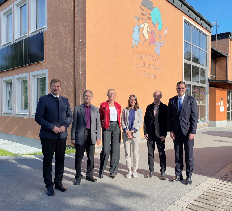 Eine Stelle für Jugendsozialarbeit an Schulen wird an der Grundschule in Freyung eingerichtet. Bei der Unterzeichnung der Verträge dafür waren sich (von links) Bürgermeister Dr. Olaf Heinrich, Wolfgang Geißler, von der ebiz GmbH, dem Träger, der das Personal stellen wird, Rektorin Alexandra Bauer, Clara Neubauer von der ebiz GmbH und der Leiter des Amts für Kinder- und Familie Thomas Seidl und Landrat Sebastian Gruber einig: Je früher man mit Hilfen ansetzt, desto größer der Effekt, den man damit erzielen kann.