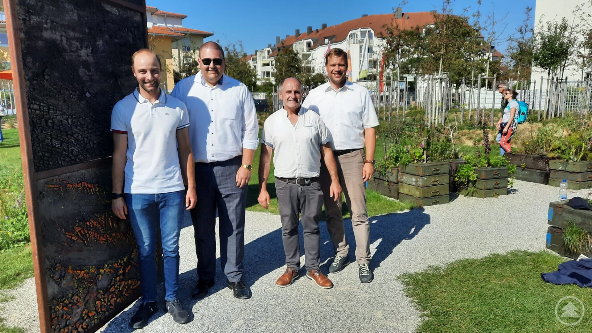(v. re. n. li.) Bürgermeister Dr. Olaf Heinrich, Pfarrgemeinderatsvorsitzender Josef Geis sowie die Stadt- und Pfarrgemeinderäte Christoph Weishäupl und Dr.-Ing. Sebastian Weber vor dem aus uraltem Moor bestehenden Portal des „Holy Gardens“.