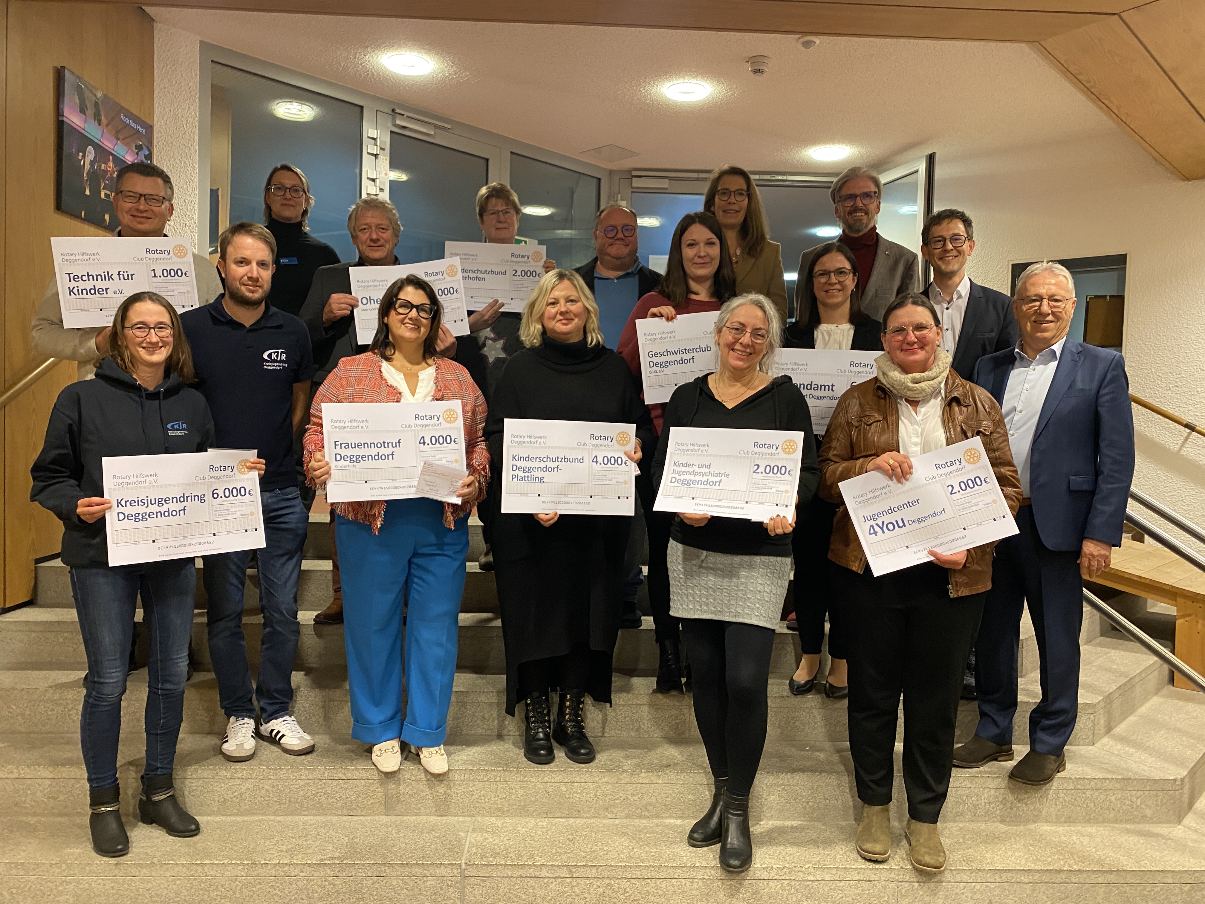 Das Rotary Hilfswerk Deggendorf e.V. hat an die Vertreterinnen und Vertreter der zwölf begünstigten Organisationen die Spendenschecks aus dem Verkauf des Benefiz-Adventskalenderloses verteilt.