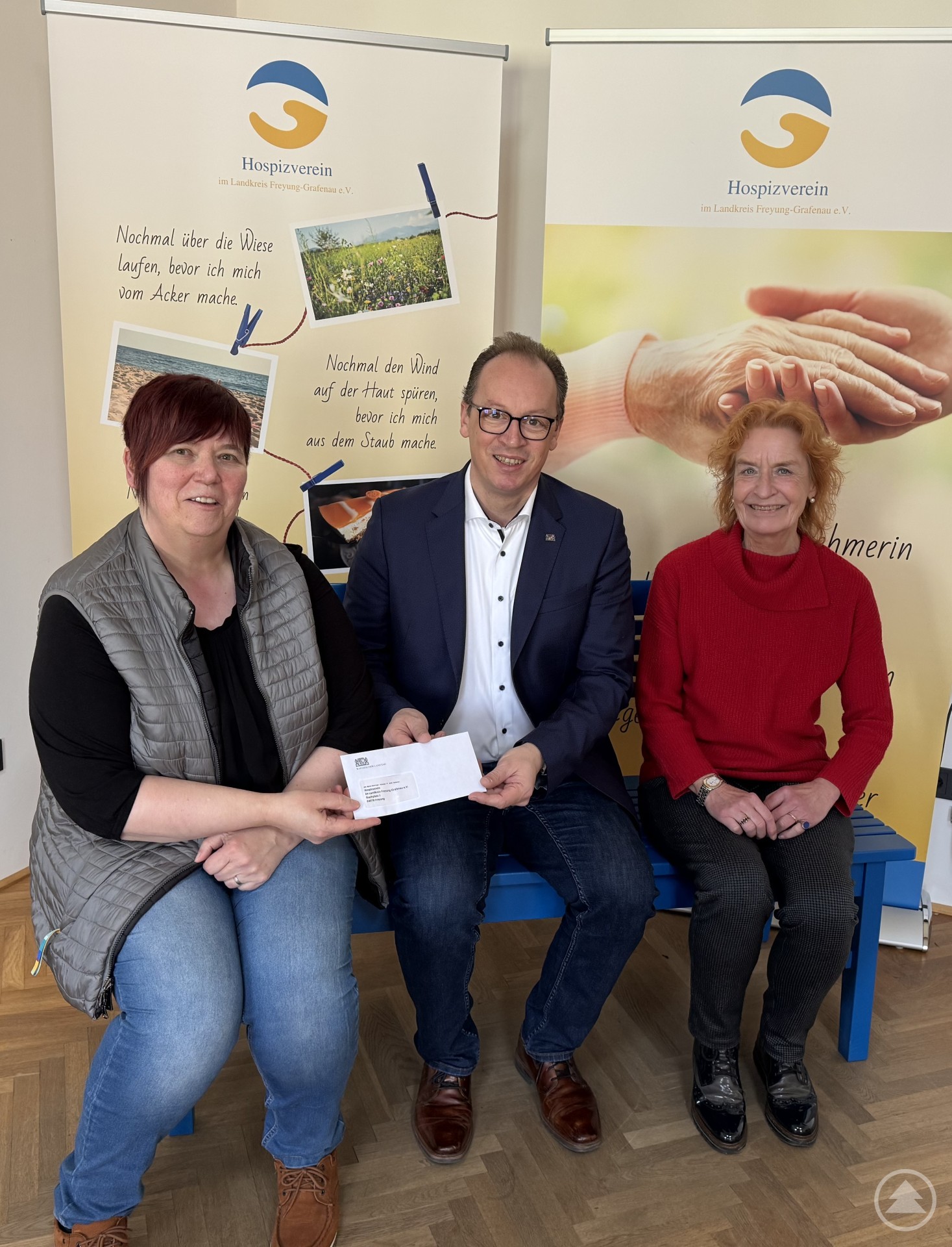 Von links nach rechts: Silvia Wagner-Meier, MdL Martin Behringer bei der Übergabe seiner persönlichen Spende, Bettina Steglich