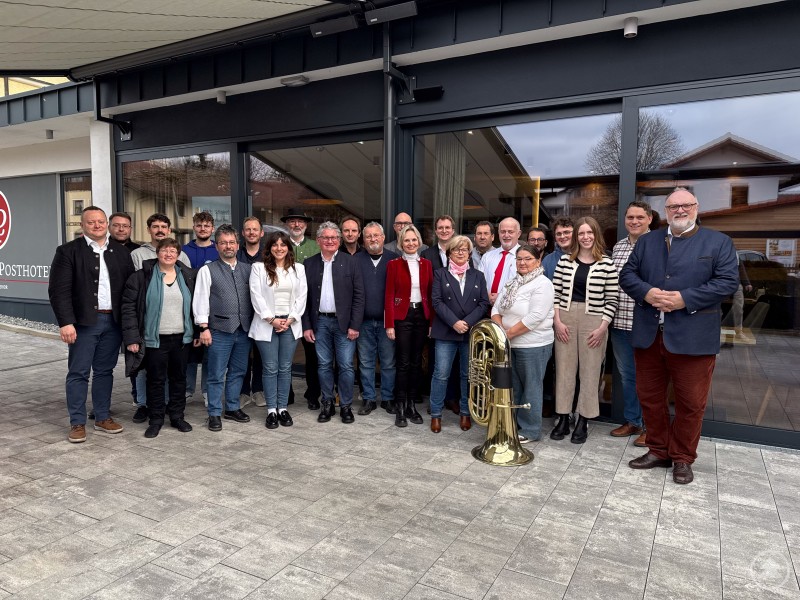 Die neu gewählte Vorstandschaft mit dem wiedergewählten Bezirksvorsitzenden Jürgen Dupper v.l.: Stefan Behringer, Josef Ehrl, Jakob Matuschek, Regina Jungwirth, Philipp Graf, Christoph Metten, Bernhard Bauer, Michaela Forster, Rainer P. Poxleitner, Roland Schuster, Robert Wagner, Wilhelm Poisl, Christian Krieger (neuer stv. Bezirksvorsitzender), Cornelia Wasner-Sommer (stv. Landrätin LKR PA), Tobias Kurz (Bürgermeister, Bad Füssing), Helga Weinberger (stv. Landrätin LKR FRG), Johann Baumann, Michael Stiglbauer, Elisabeth Haidn, Sebastian Gottschaler, Quirin Maier, Lorena Schiffl, Stefan Eggersdorfer, Jürgen Dupper (Bez. Vorsitzender) IMG_3213.jpg