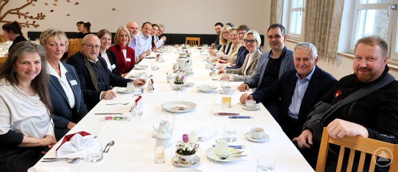 Zum Abschlussbuffet mit dem Motto „Echt.Guad.Niederbayern.“ waren zahlreiche Ehrengäste geladen, darunter auch rechts Bezirksrätin Cornelia Wasner-Sommer, Landrat Raimund Kneidinger sowie der Präsident und der Geschäftsführer des landwirtschaftlichen Bezirksvereins Passau, Horst Wipplinger und Josef Ritzer. Eine lange Tafel mit zahlreichen Gästen, die gemeinsam an einem festlich gedeckten Tisch sitzen und essen.