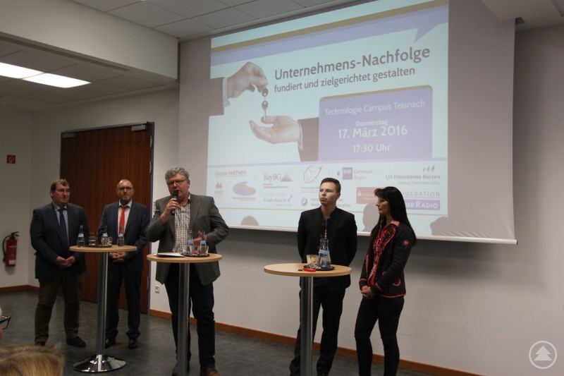 Erfahrungen aus der Praxis rund um die Unternehmensnachfolge schilderten bei der Podiumsdiskussion auch Albert Eckl (v.l.), Vorstand der Hans Lindner-Stiftung, Wolfgang Maier von der Regierung von Niederbayern, Hans Reiner von Elektro Reiner in Kollnburg sowie Michael und Johanna Probst vom Musikhotel 