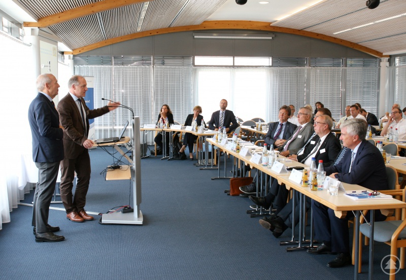 Ministerialdirigent German Denneborg und IHK-Präsident Thomas Leebmann (stehend von links) vor der Vollversammlung