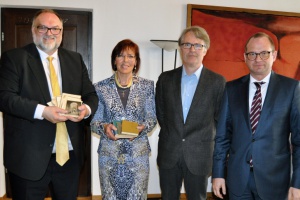 Eheleute Präbst übergeben der Stadt Carossa-Briefe