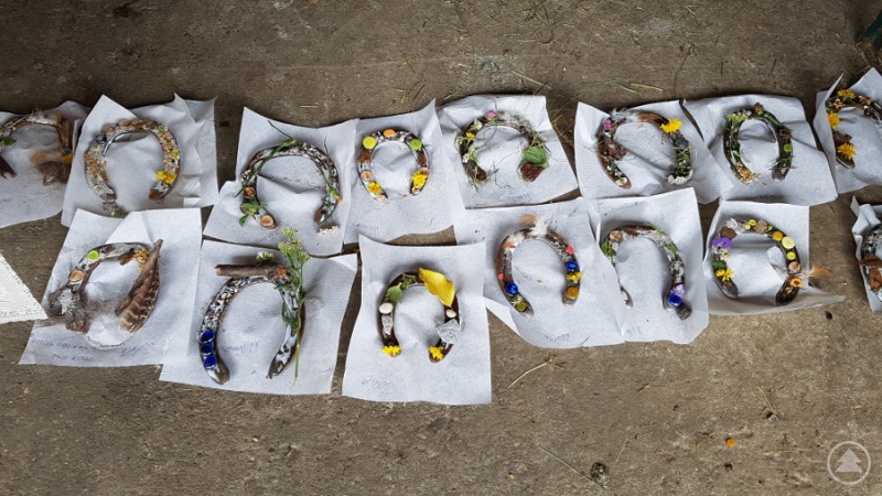 Mit Naturmaterialien haben die Kinder wahre Hufeisen-Kunstwerke kreiert