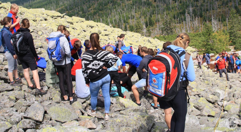 Die Patientin wird für die Luftrettung vorbereitet.