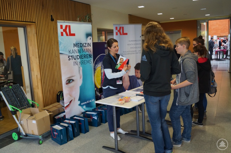 Viele Gelegenheiten, sich nützliche Studieninformationen zu holen: Auch die Karl Landsteiner Privatuniversität Krems war mit einem Stand vertreten.