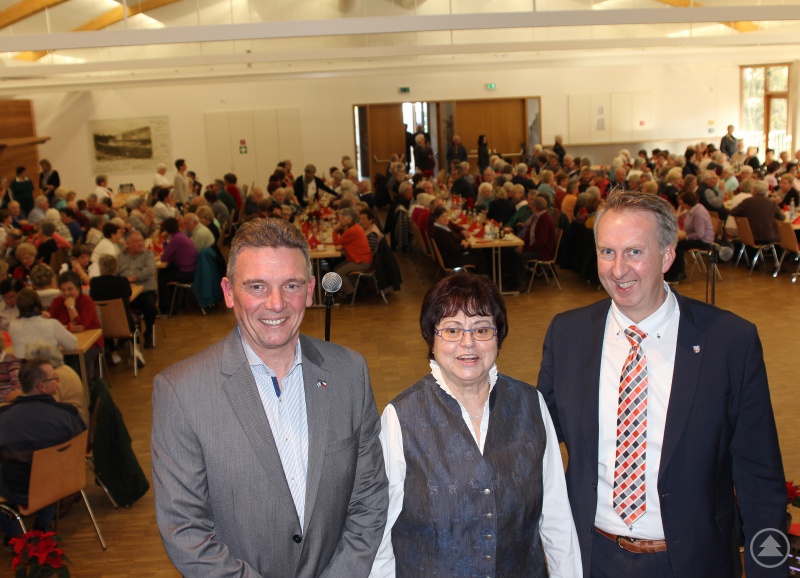 Der stellvertretende Landrat Helmut Plenk (li.) und Eisensteins Bürgermeister Charly Bauer nahmen Christine Kreuzer auf der Bühne in die Mitte.