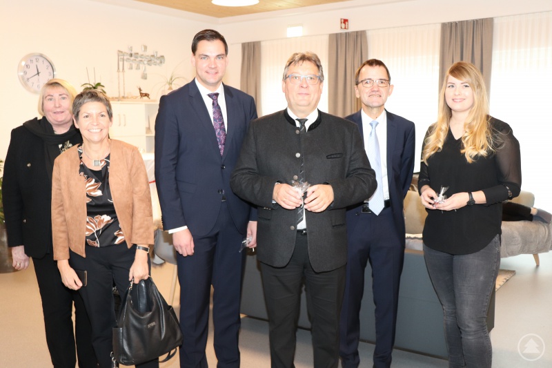 Corinna Holzinger (re.) vom Sozialpädagogischen Fachdienst führt durch die neuen Wohngruppen. V.li. Ingrid Höhn und Doris Reuschl , Regierung von Niederbayern, Landrat Sebastian Gruber und die Caritasvorstände Michael Endres und Diakon Konrad Niederländer.