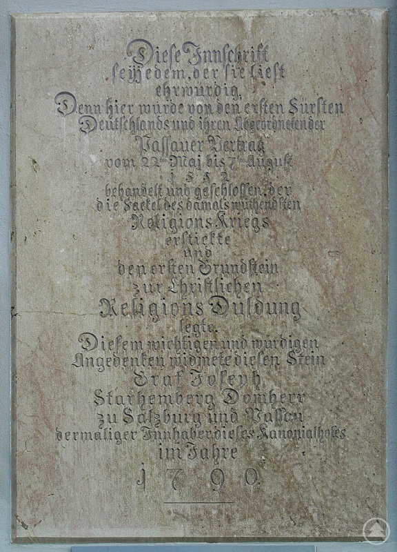 Gedenktafel am Lamberg-Palais am Domplatz in Passau