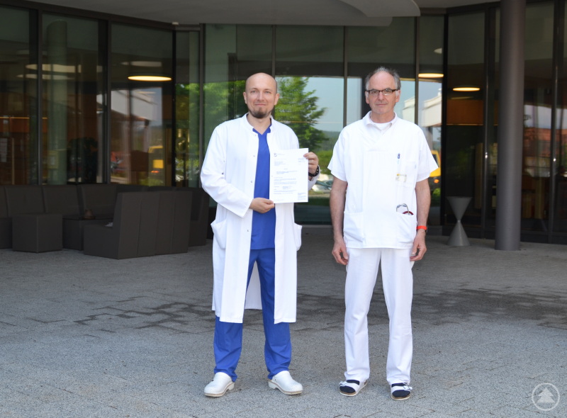Dr. Robert Ravasz (l.) und CA Ulrich Sterr (r.) dürfen an den Kliniken Am Goldenen Steig im Bereich der Inneren Medizin junge Mediziner weiterbilden.