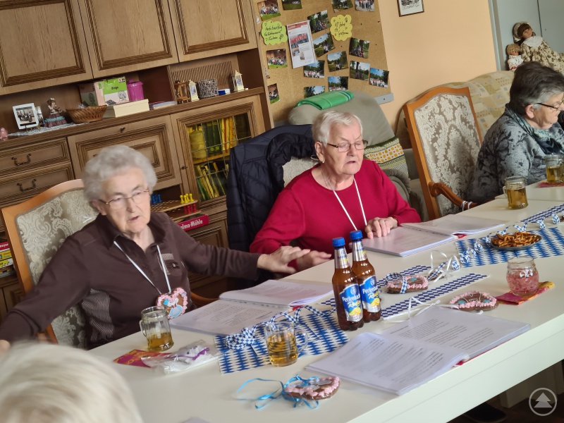 (v.li.). Richtig kräftig mitgesungen haben die SENTA-Gäste in Mauth. Hier Maria Eder und Hilde Lenz.