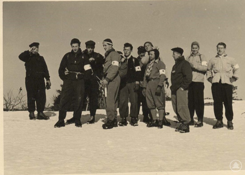 Prüflinge 1955: v.l. Unbekannt, Karl Robl, Heinz Sigl, Hubert Sailer, Oskar Geiger, unbekannt, unbekannt, Heinz Koslitz, Richard Ode (Prüfer), Adi Stockinger, Rudi Ressel