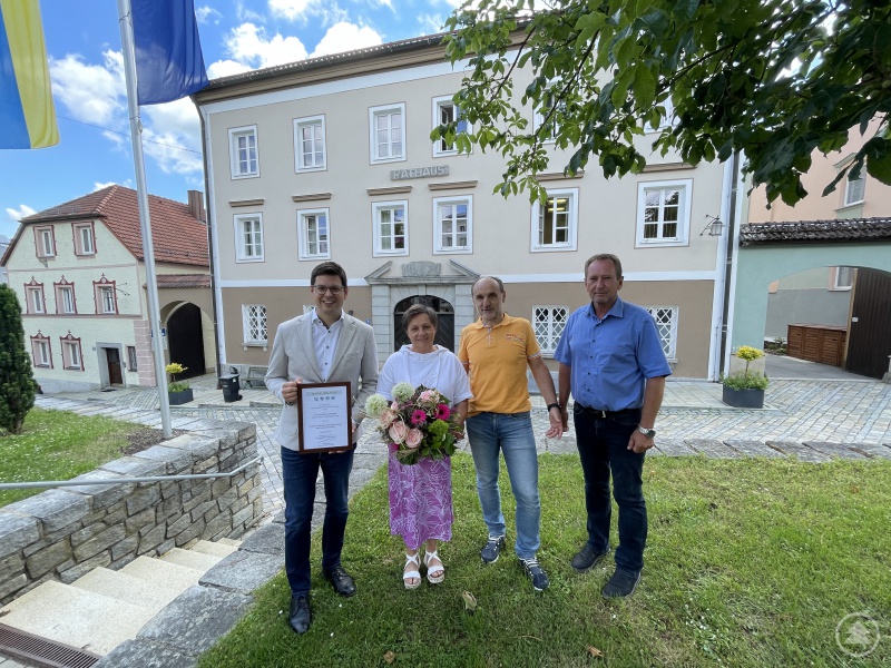 v. l. Erster Bürgermeister Martin Pichler, Jubilarin Eva Schneider, Adolf Hackl (Personalwesen) und Geschäftsleiter Helmut Hörtreiter
