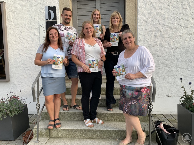 Die Jugendbeauftragten Nadine Aulinger (Schöfweg, 1.v.l.), Nils Jostmeyer (Schöfweg, 2.v.l.), Carina Bredl (Schönberg, 3.v.l.), Verena Dumps (Röhrnbach, 2.v.r.) und Daniela Röckl (Grafenau, 1.v.r.) sowie Ilzer-Land-Geschäftsleiterin Corina Molz (oben Mitte) freuten sich beim kürzlich stattgefundenen Netzwerktreffen über die bunte Palette an Ferienangeboten für Kinder und Jugendliche.