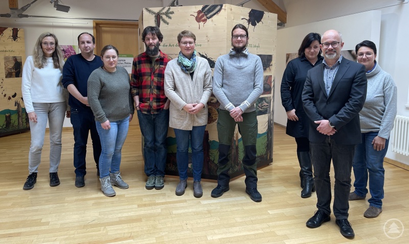 Tauschten sich über aktuelle Radwegkonzepte aus: Sabine Lemberger (FNBW, v.l.), Tobias Niedermeier (LAG-Manager, Landkreis FRG), Elisabeth Unnasch und Johann Wenzl (Arberland Regio GmbH, Landkreis REG, Teresa Schreib und Florian Porst (Nationalpark Bayerischer Wald), Andrea Rothkopf und Veronika Egger (Rothkopf Projektmanagement) sowie Robert Kürzinger, Geschäftsführer der FNBW (vorne).