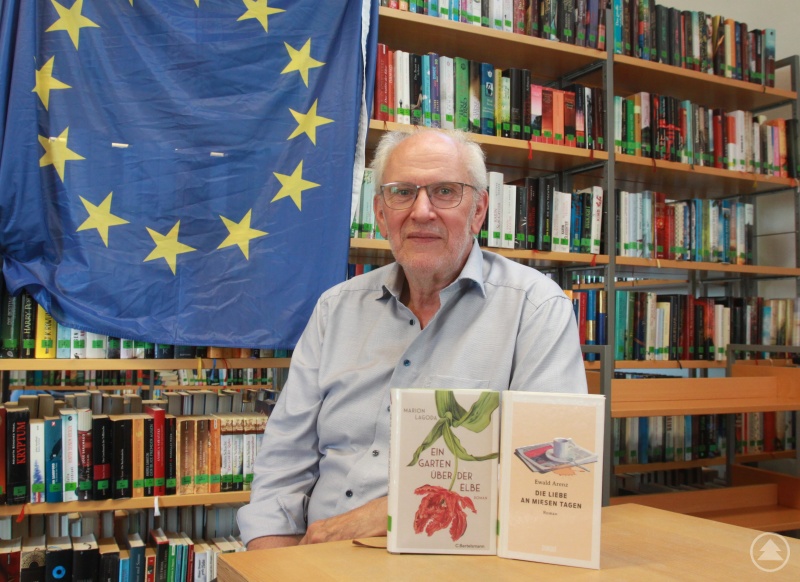 Marktbüchereileiter Reinhold Hartl will mit seinem ehrenamtlichen Team am Tag der offenen Tür mit Europaaktionen und frischem Lesestoff ebenso anlocken wie mit Glücksrad und Bücherflohmarkt. Foto: Markt Schönberg