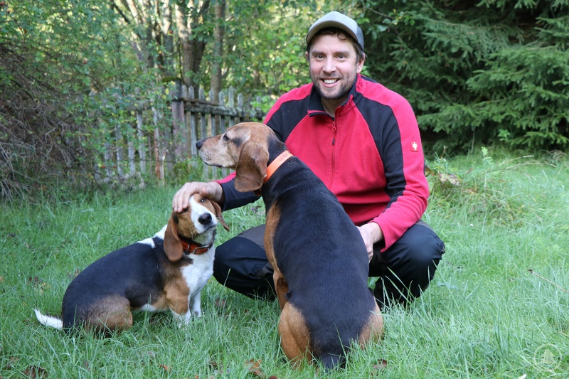 Tobias Friedmann mit seinen beiden Hunden Hugo und Leska.