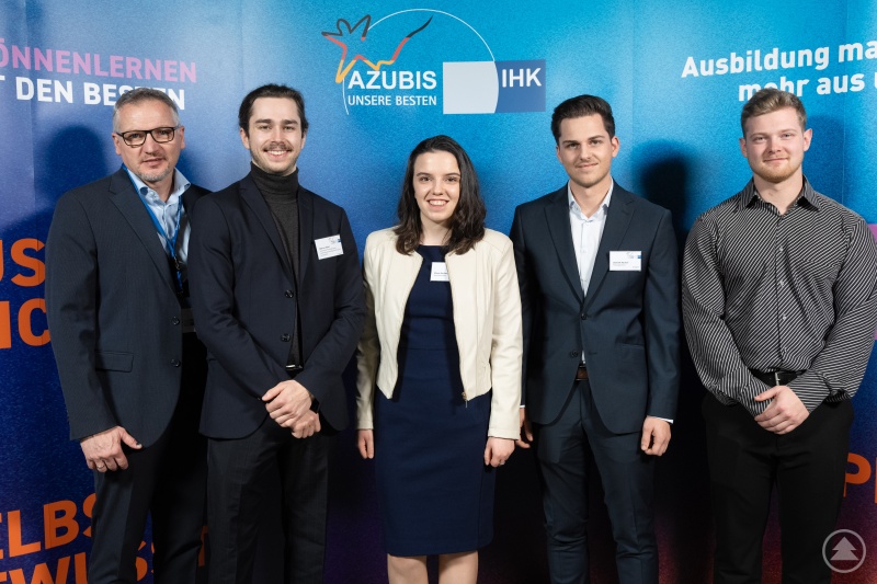 Sie waren bei der Bundesbestenehrung in Berlin dabei: Alexander Popp, Dominik Höcherl, Maria Nachtmann, Markus Huber sowie Karl Heinz Friedrich, Bereichsleiter Berufliche Bildung bei der IHK Niederbayern (von rechts)