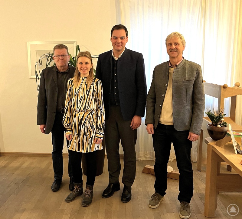 Landrat Sebastian Gruber (2. Von rechts), Abteilungsleiter Heinrich Höcherl (rechts) und Sachgebietsleiter Andreas Grimbs hießen die neue Kreisfachberaterin für Obst- und Gartenbau am Landratsamt Freyung-Grafenau Lena Fröhler willkommen