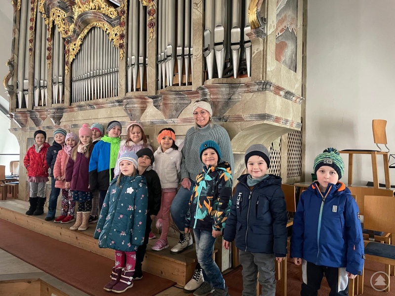 Wie die sprichwörtlichen Orgelpfeifen standen die Vorschulkinder unter dem mächtigen Instrument und auf der Empore von St. Margareta. Gut, dass es noch Winterjackenzeit war. Denn außerhalb der Gottesdienste ist es a oft richtig „brrrrrr“.