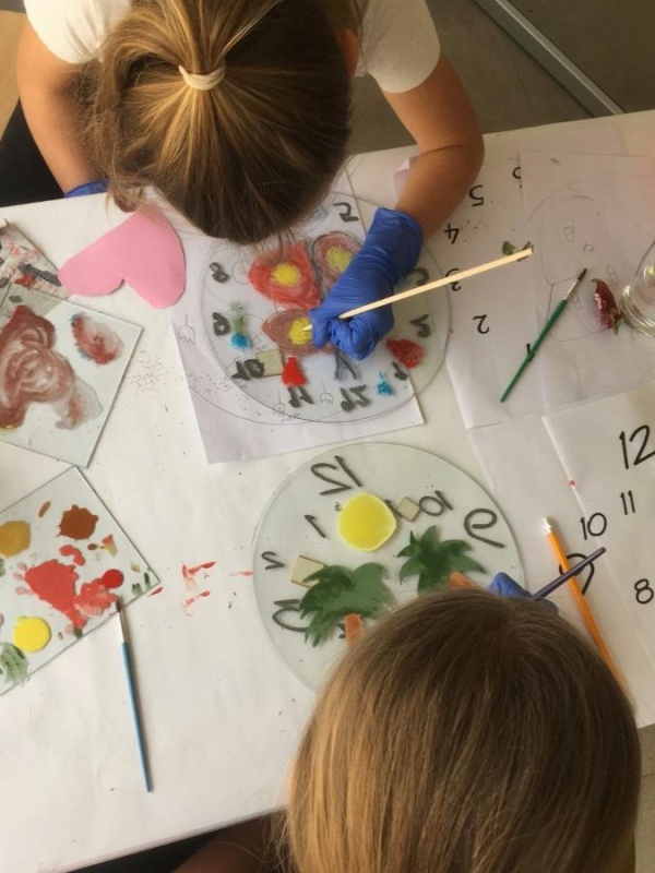 Flyer/Grafik zum Event: Wanduhr aus Glas selbst gestalten am Sa., 01.06.2024 - So., 08.09.2024 von 11:00 bis 14:00 Uhr