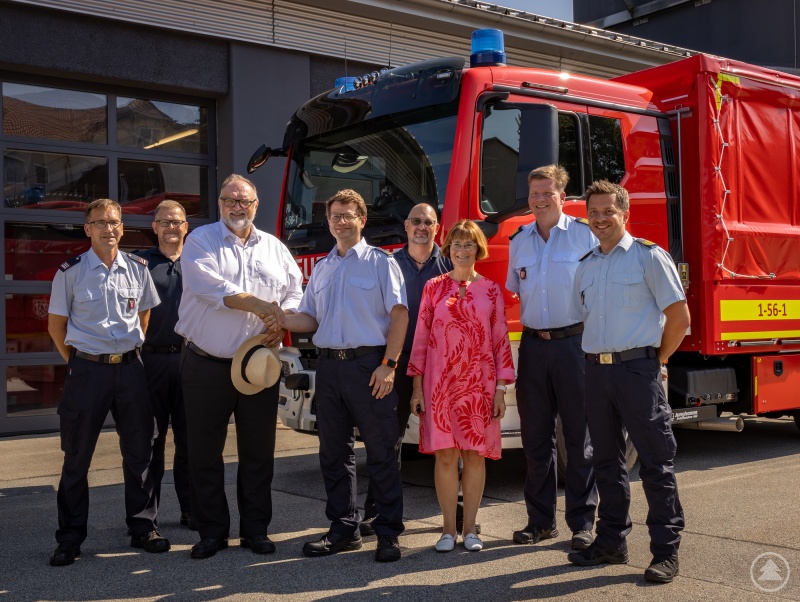Oberbürgermeister Jürgen Dupper (3. von links) übergibt die Neuanschaffung an Zugführer Toni Rang (5. von rechts). Über die Neuanschaffung freuen sich auch 1. Stellvertretender Zugführer Manfred Fasching (von links), der 2. Stellvertretende Zugführer Markus Kornexl, der Leiter der Feuerwehrfachwerkstätte Alexander Kornexl, Ordnungsreferentin Karin Schmeller, Stadtbrandrat Andreas Dittlmann und Stadtbrandinspektor Florian Dillinger.