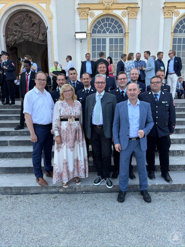 Vorn MdL Martin Behringer, MdL Gabi Schmidt Beauftragte der Bayerischen Staatsregierung für das Ehrenamt, MdL Florian Streibl und Staatsminister Hubert Aiwanger 1.Reihe v.L.: Christian Joachimstaller (FF Grafenau), Heiko Nießner (Kreisbrandmeister), Hubert Saiko (FF Waldkirchen), Patrick Leutgeb (FF Ratzing) 2. Reihe v.L.: Jonas Süß (FF Schönberg), Armin Garhammer (Kreisbrandmeister), Simon Köck (FF Mauth), Markus Lösslein (FF Freyung)