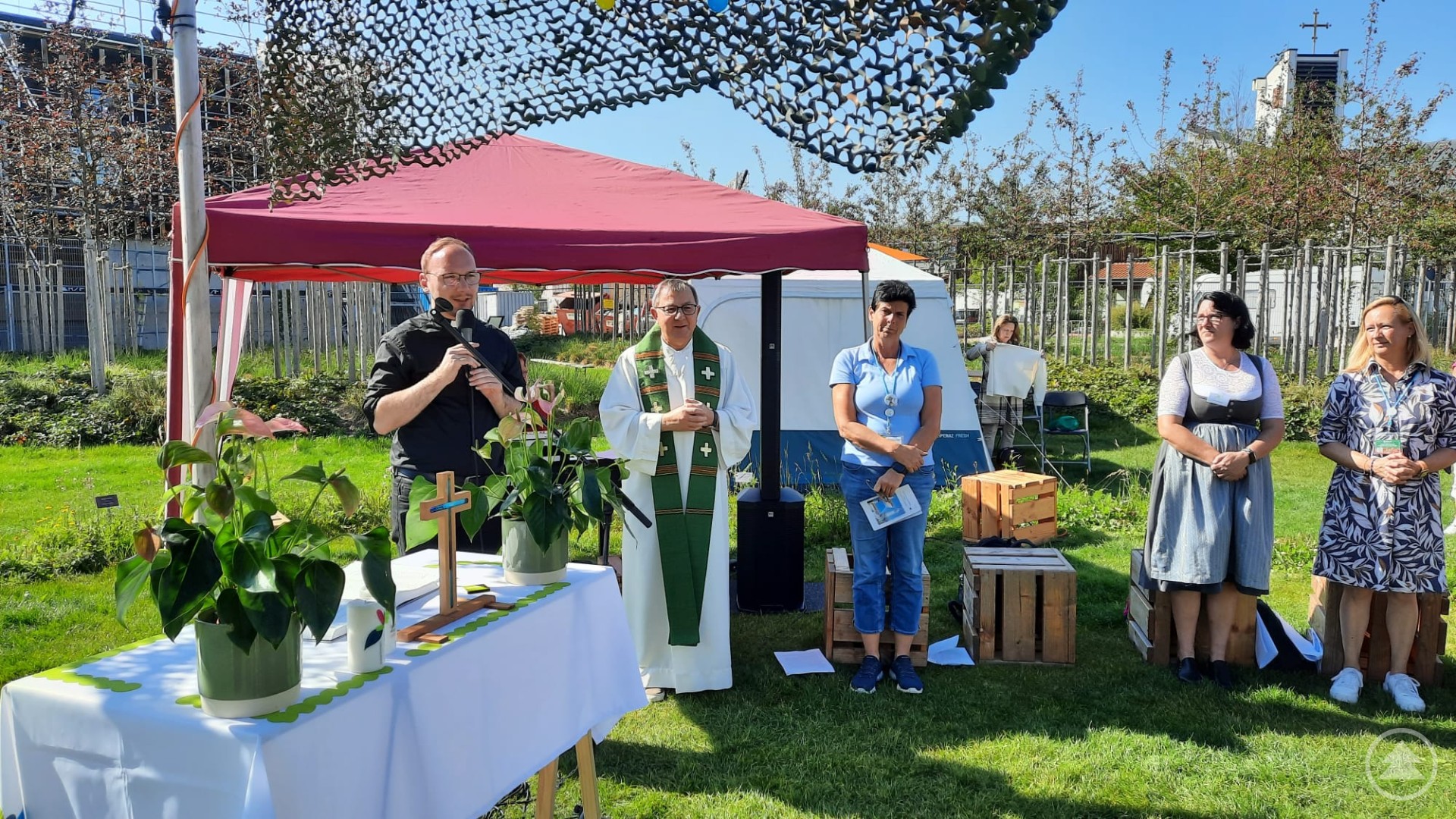 Der Freyunger Kaplan Christoph Mader (1. v. li.) und der Kirchheimer Pfarrer Werner Kienle (2. v. li.) feierten gemeinsam mit den Mitgereisten einen vom Pfarrgemeinderat Kirchheim organisierten und gestalteten Wortgottesdienst.