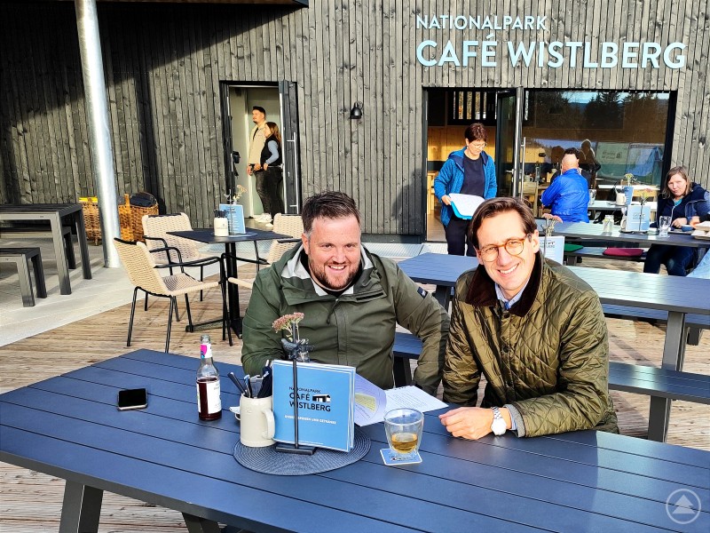 Im Austausch zu den drängenden kommunalen Herausforderungen der Gemeinde Mauth: MdL Dr. Stefan Ebner (re.) im Dialog mit dem designierten Mauther Bürgermeister Heiner Kilger (li.).