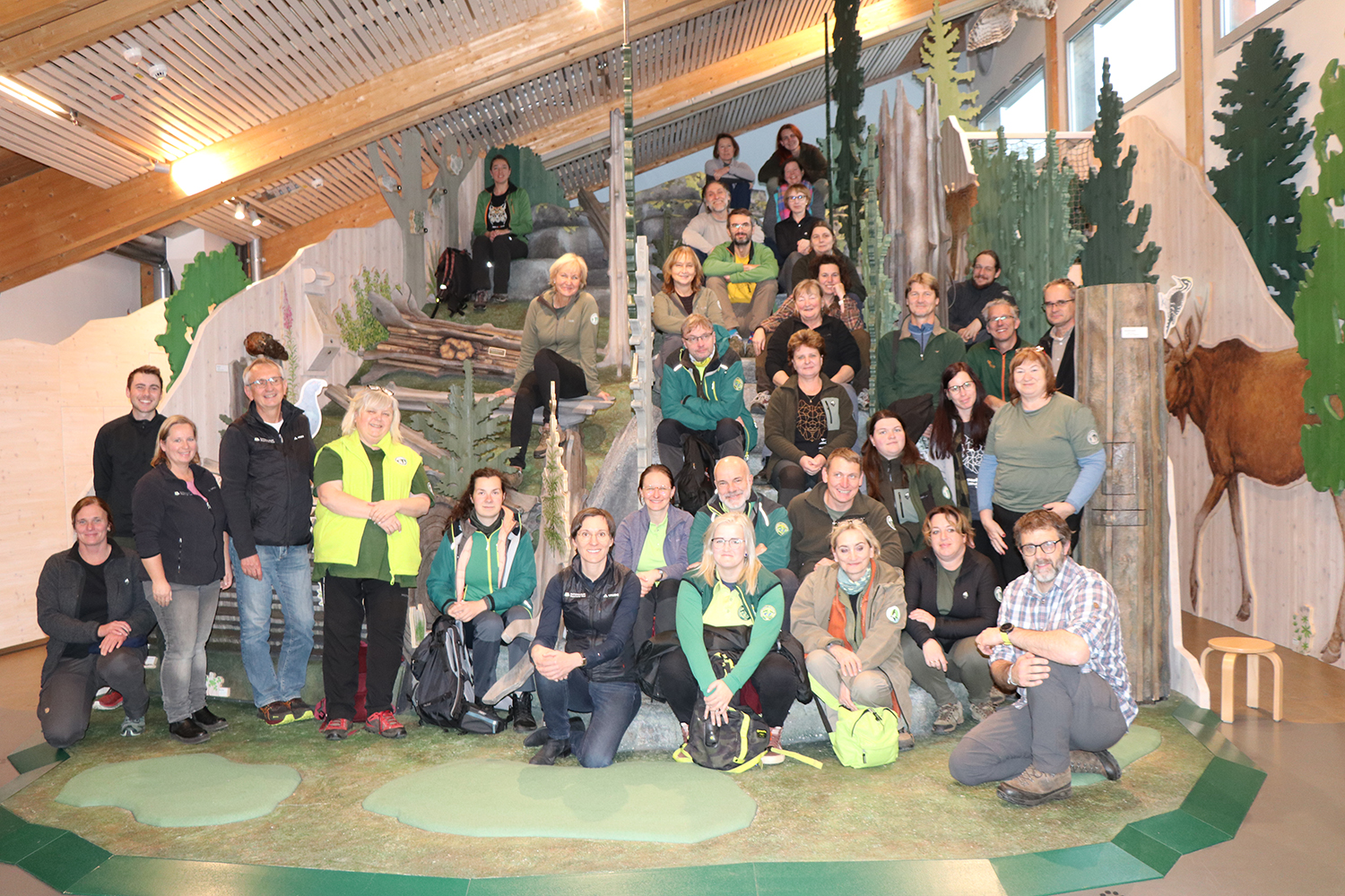 Vertreterinnen und Vertretern von tschechischen Umweltbildungs- und Infozentren erhielten im Nationalpark Bayerischer Wald Infos aus erster Hand, unter anderem von Nationalparkleiterin Ursula Schuster (vorne Mitte).