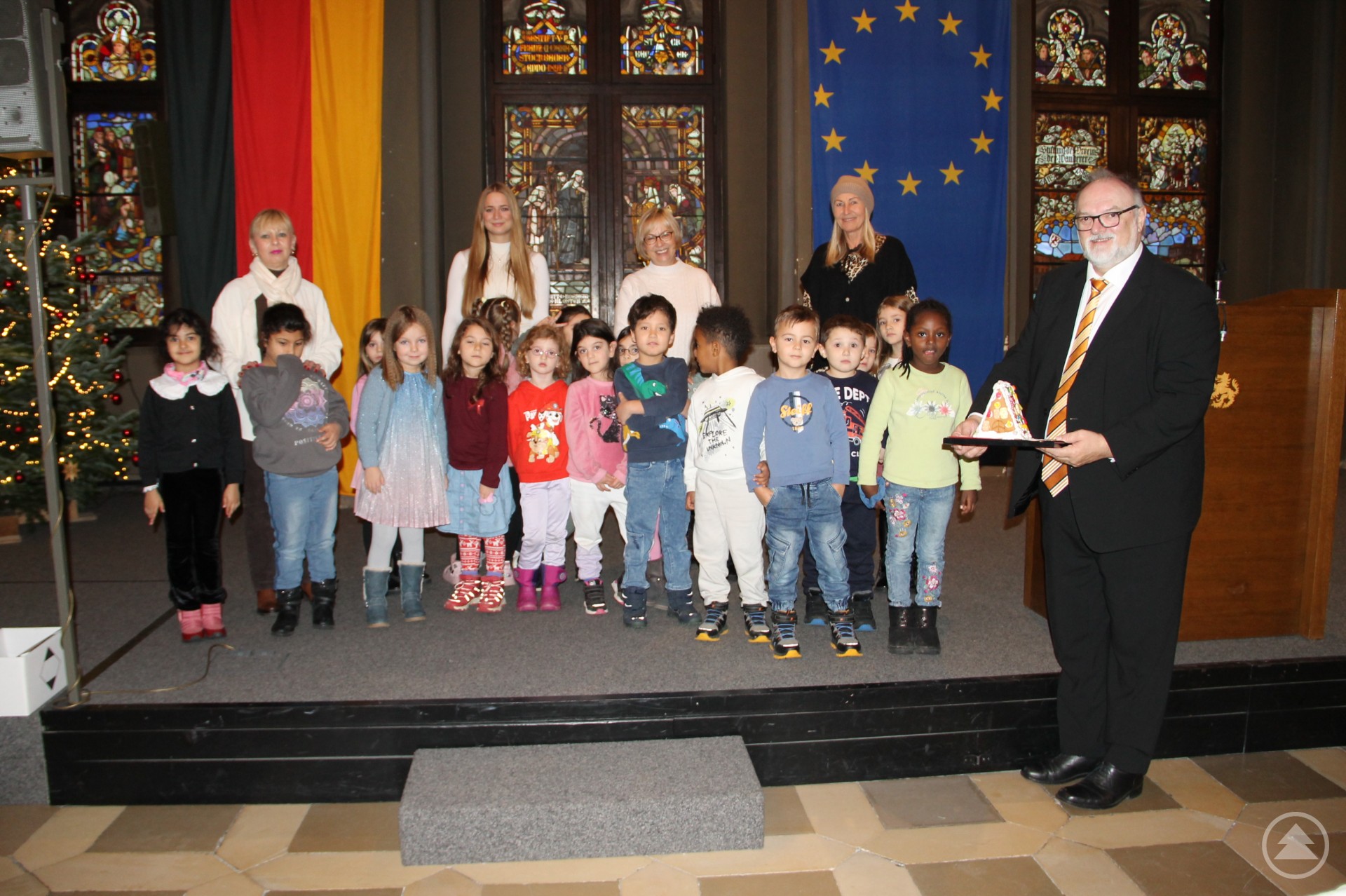 Die Vorschulkinder und deren Erzieherinnen (hintere Reihe, von links) Zorka Tsintseva, Nicole Saalfrank, Christine Dorschner, Angelika Kogler bedanken sich bei Oberbürgermeister Jürgen Dupper (rechts).