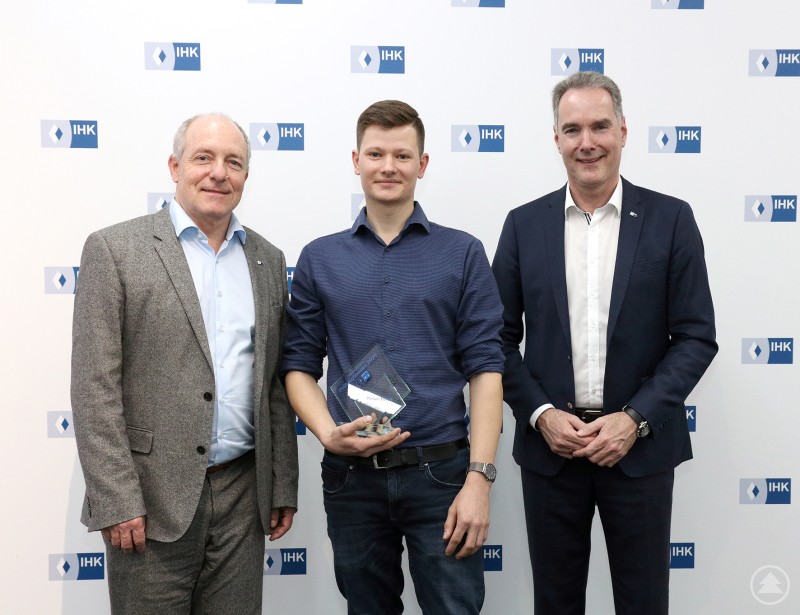 IHK-Präsident Thomas Leebmann (links) und Hauptgeschäftsführer Alexander Schreiner (rechts) zusammen mit dem Fortbildungspreisträger aus Freyung-Grafenau, Manuel Ecker Fortbildungspreis FRG.JPG