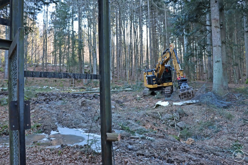 Mit einem Bagger wird derzeit die Greifvogelvoliere abgerissen.